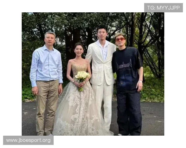 官宣丁彦雨航恋情曝光甜蜜同框引热议郭艾伦被球迷调侃成全场焦点